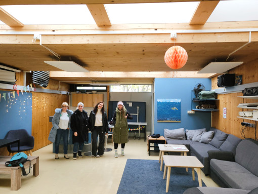 Obfrau Sylvia Gauster-Fuchsberger (links) bei der Übergabe der Jungen Box Aspern an Bezirkskoordinatorin Theresa Kranzler (rechts) gemeinsam mit den Parkbetreuerinnen Gloria (2. v. li) und Julia (2. v. re.). 