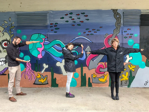 Betreuer*innen formen Buchstaben mit ihren Körpern